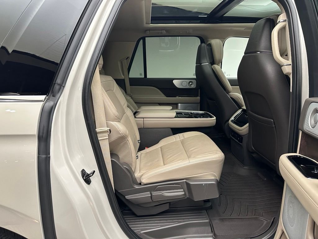 Used 2023 Pearl Metallic Lincoln Reserve image 11