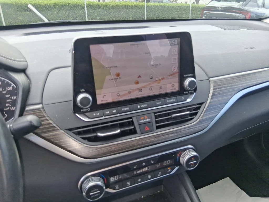 Used 2019 White Nissan 2.5 Platinum image 12