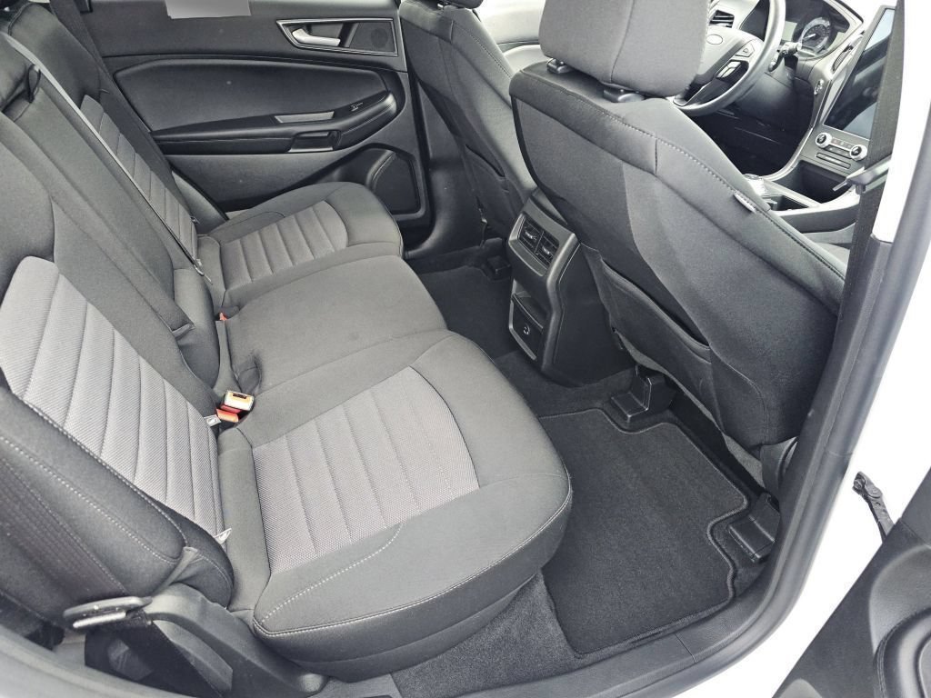 Used 2022 Oxford White Ford SE image 5