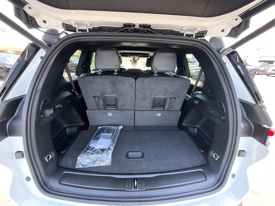New 2026 Bright White Clear-Coat Exterior Paint Jeep Altitude image 7