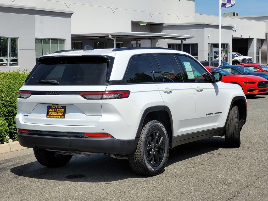 Used 2024 White Jeep Altitude image 4