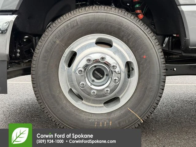 New 2026 Carbonized Gray Metallic Ford XLT image 8