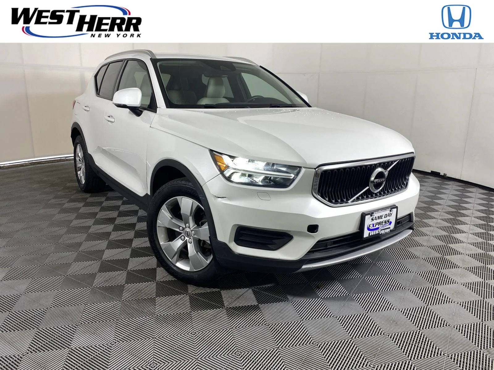 Used 2022 Crystal White Metallic Volvo Momentum image 1