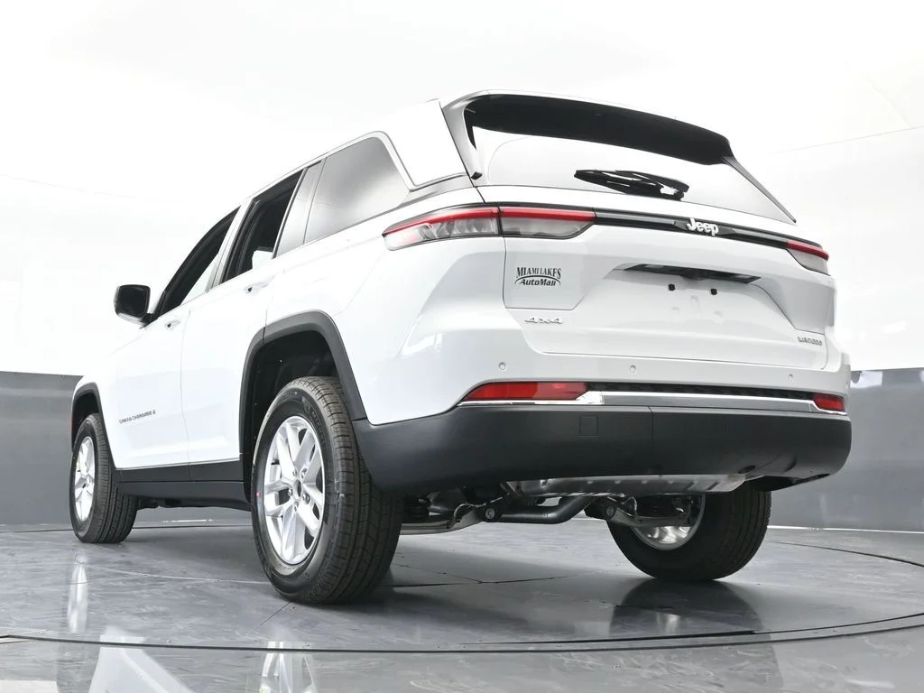 New 2026 Bright White Clear-Coat Exterior Paint Jeep Laredo X image 55