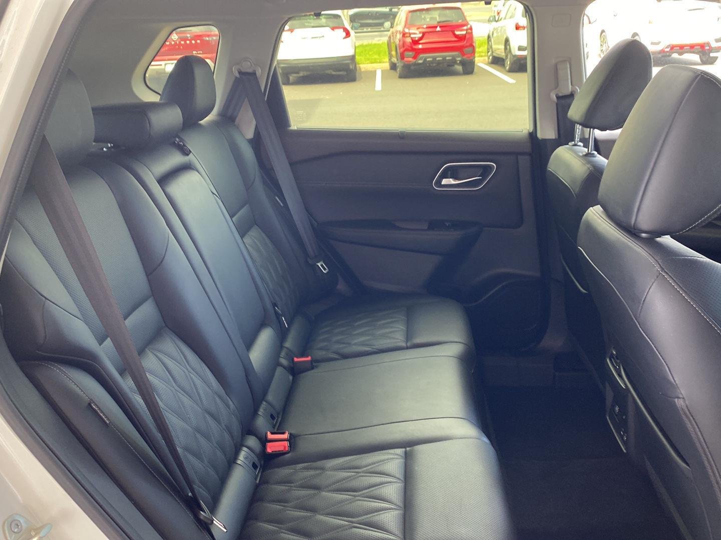 Certified Used 2023 Pearl White Tricoat Nissan Platinum image 28
