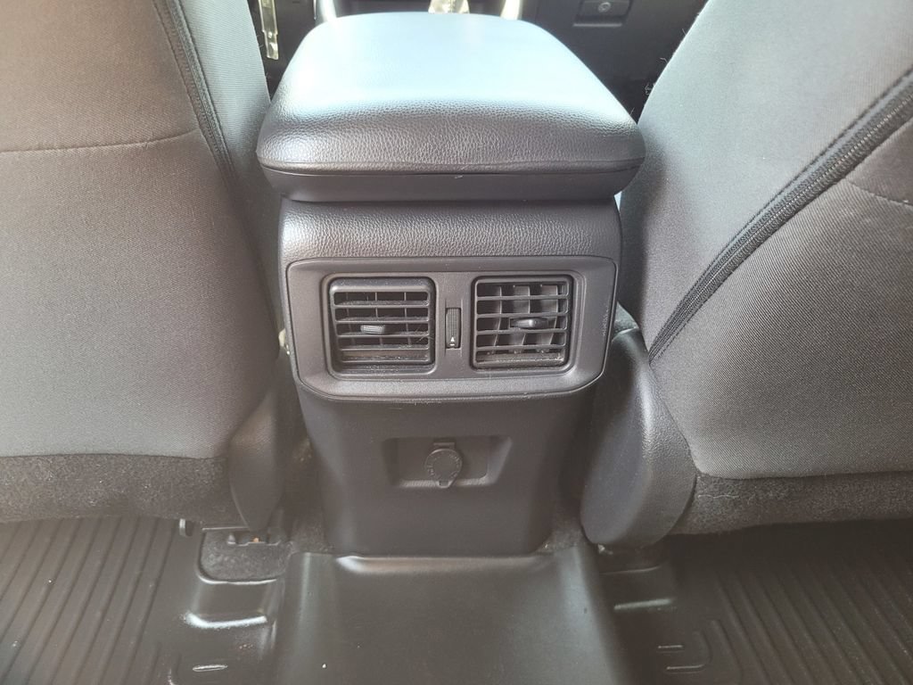 2022 Toyota RAV4 LE - Photo 19