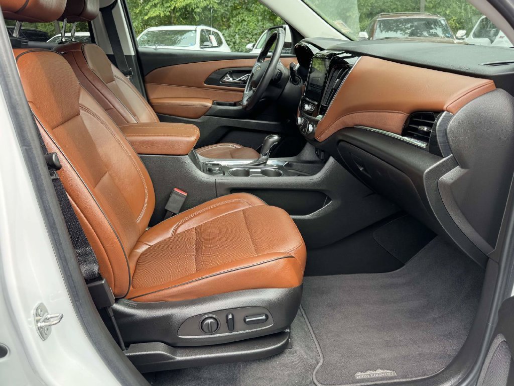 Used 2018 Beige Chevrolet High Country image 15