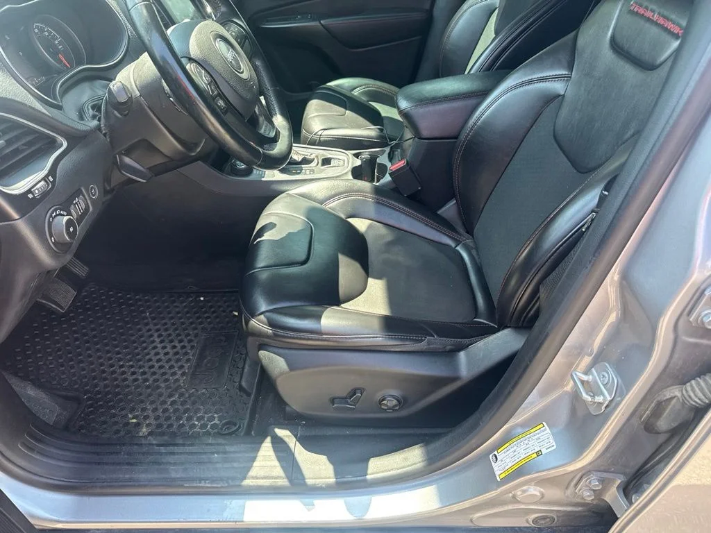 Used 2019 Silver Jeep Trailhawk image 2