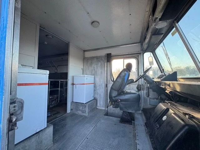 Used 1999 Blue Freightliner Walk-In Van image 8