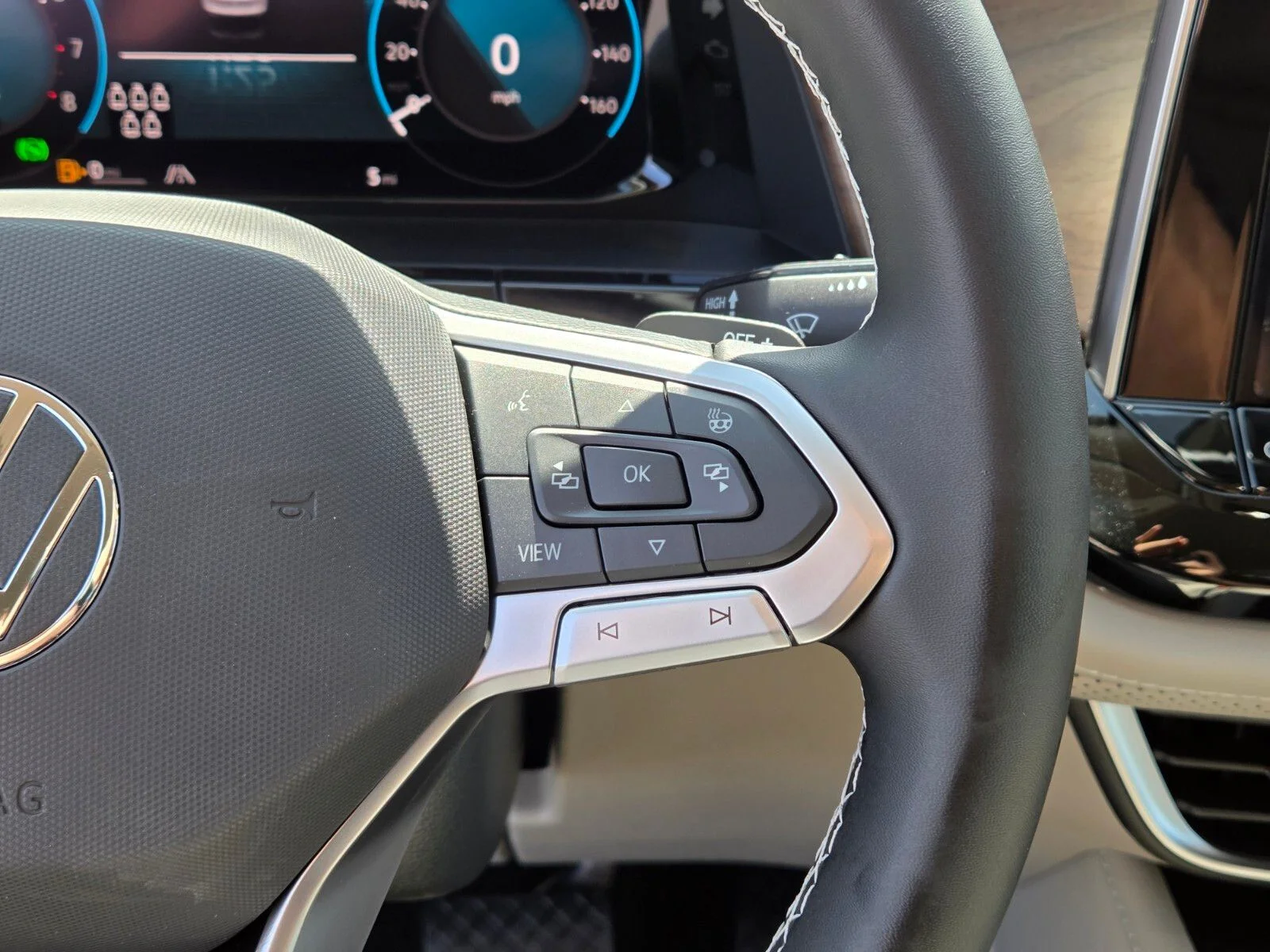 New 2026 White Volkswagen 2.0T SE w/Technology image 13