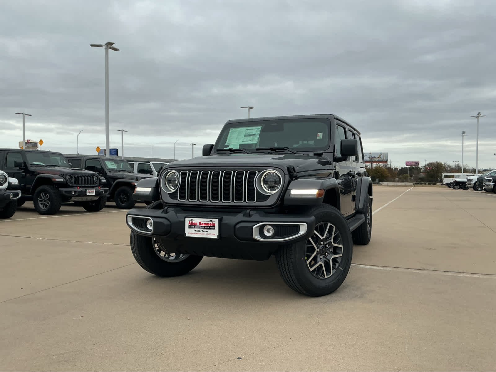 New 2026 Granite Crystal Metallic Clear-Coat Exterior Paint Jeep Sahara image 2