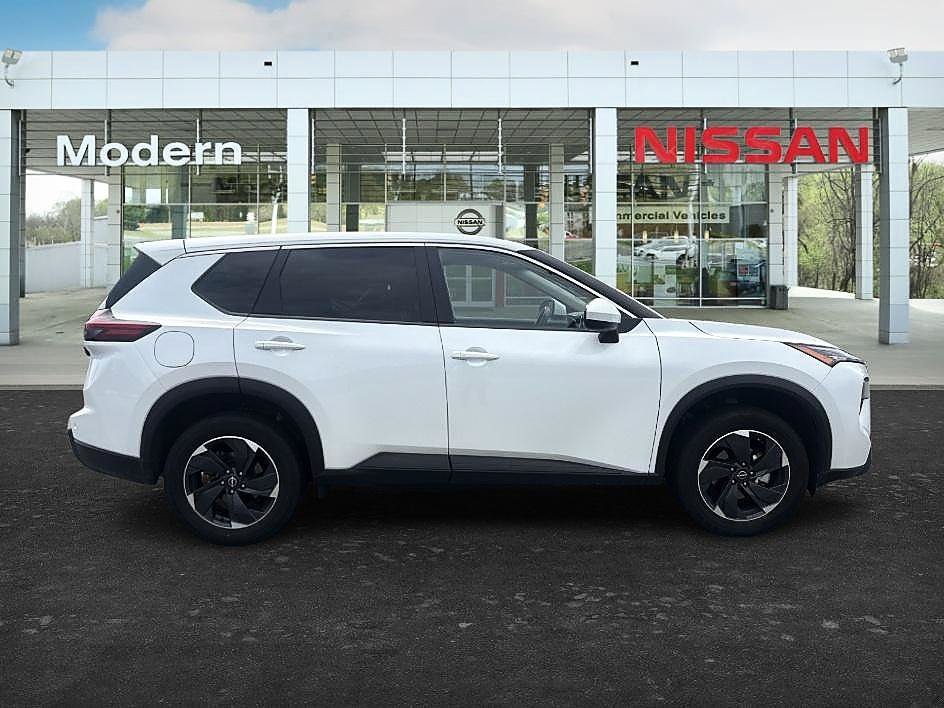 Certified Used 2025 Everest White Pearl Nissan SV image 6