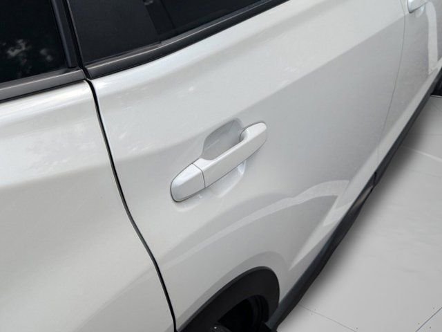 Used 2023 White Subaru Base image 39