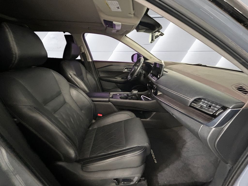 Used 2022 Gray Nissan Platinum image 13
