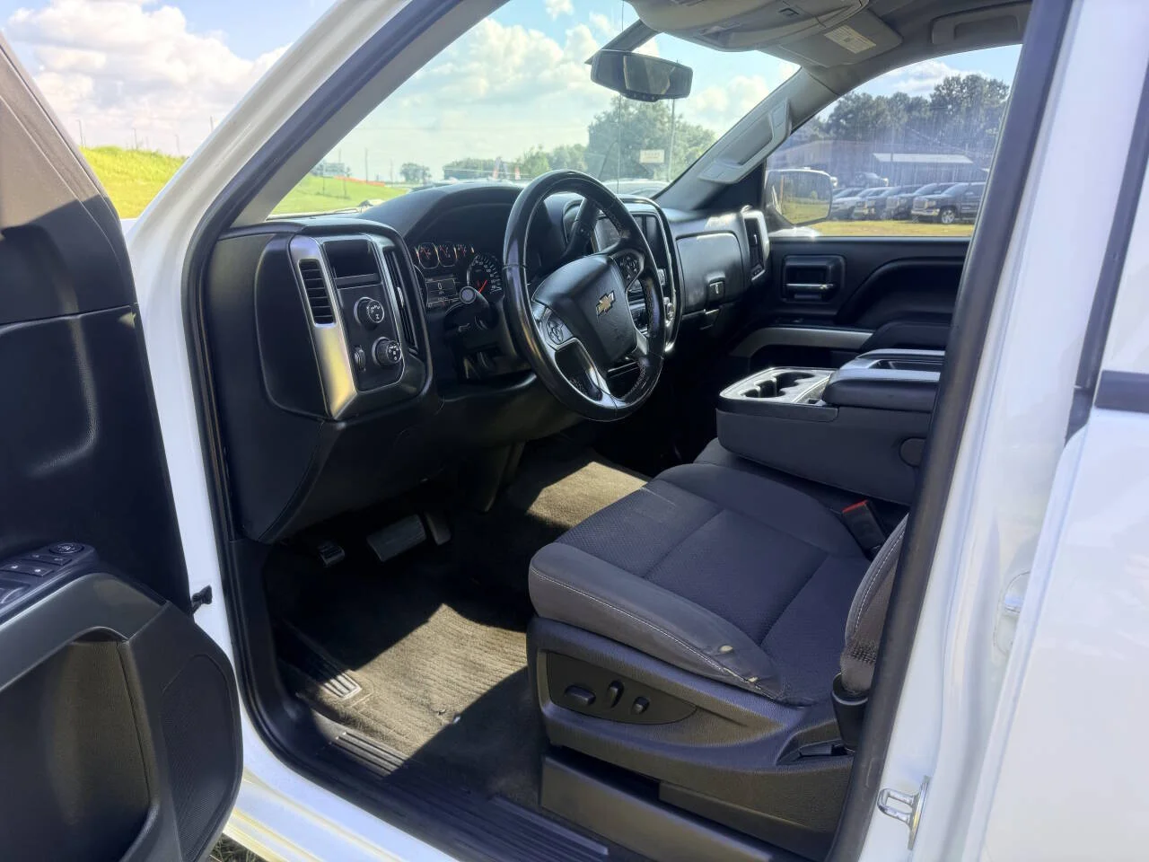 Used 2017 White Chevrolet LT 4x4 4dr Crew Cab 5.8 ft. SB image 19