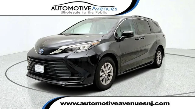 2024 Toyota Sienna LE AWD 8-Seater w/ Plus Package & Moonroof