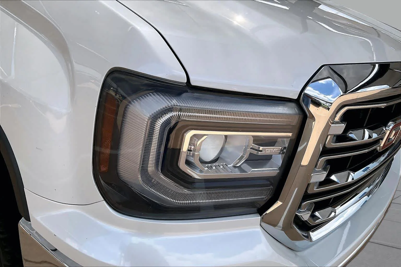 Used 2018 White Frost Tricoat GMC SLT image 26