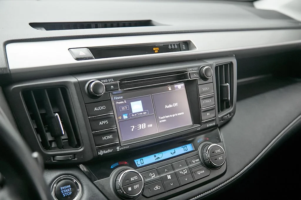 Used 2018 White Toyota XLE image 14