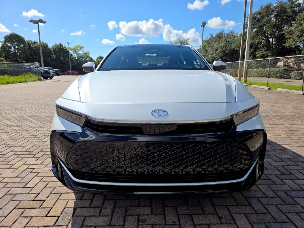New 2027 Oxygen White <sup>1</sup> Toyota  Limited image 2