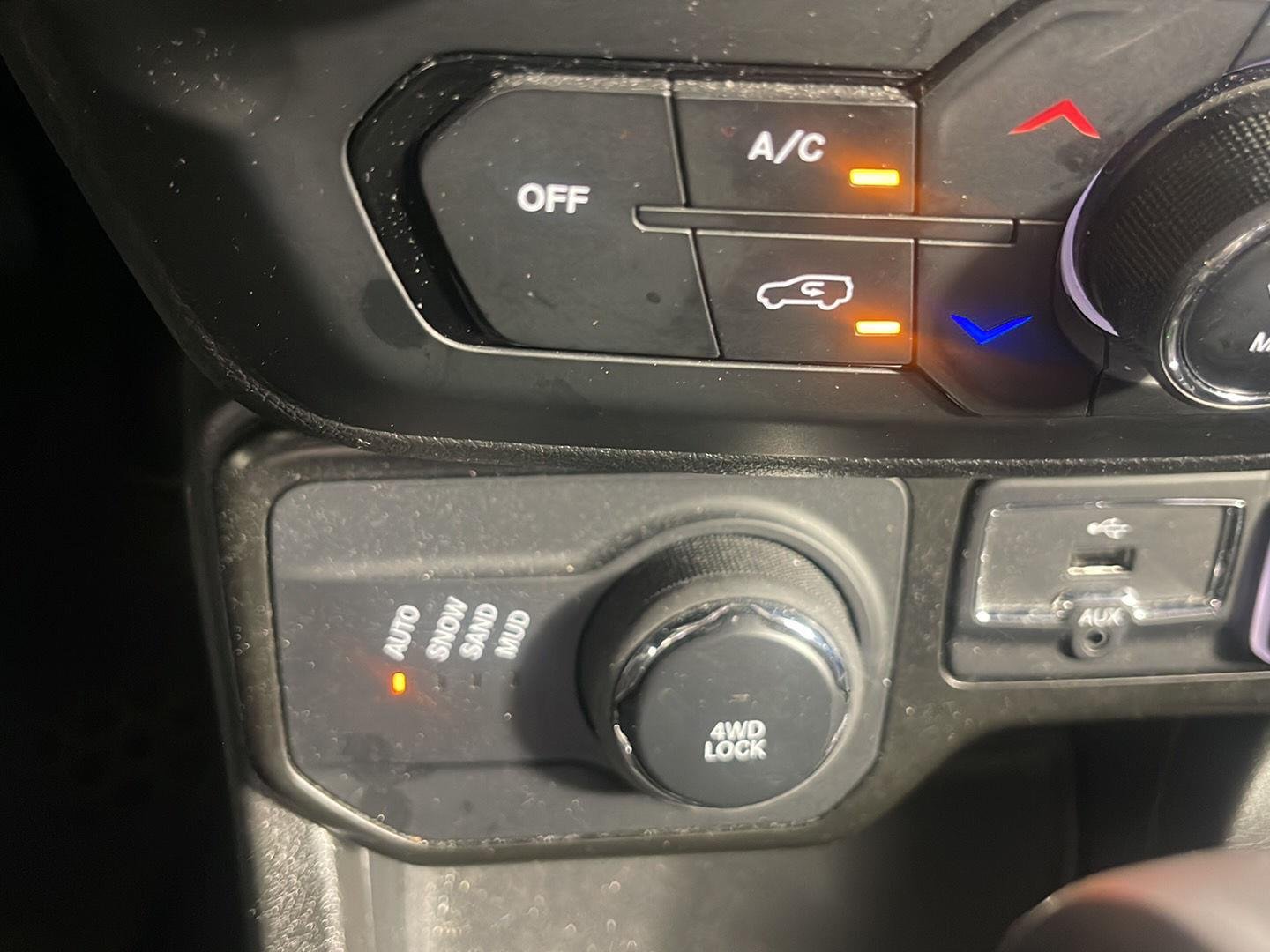 Used 2023 Black Clearcoat Jeep Latitude image 28