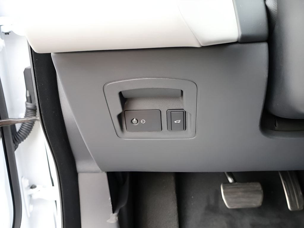 New 2026 Fuji White Land Rover  image 35