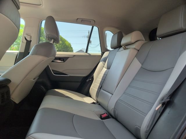 Used 2023  Toyota XLE Premium image 22
