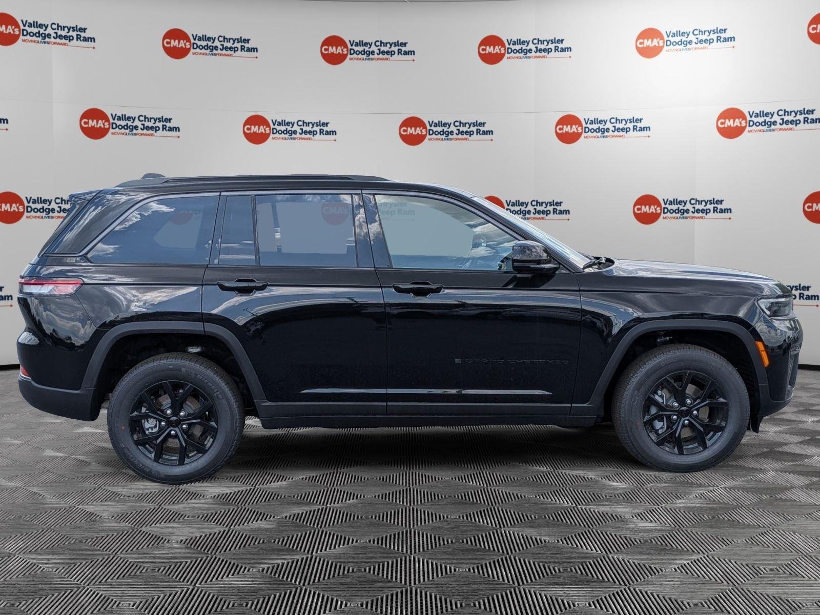 New 2026 Diamond Black Crystal Pearl-Coat Exterior Paint Jeep Laredo Altitude image 4
