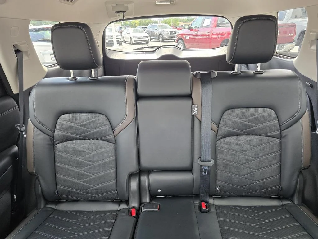 Used 2023 White Nissan Platinum 4WD image 19