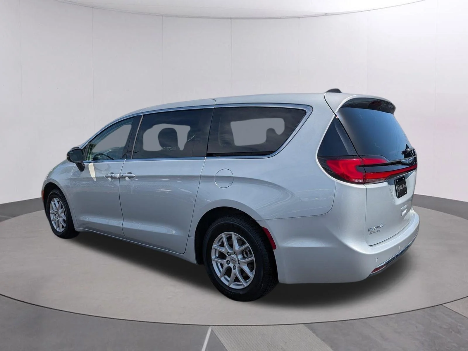 Used 2024 Silver Mist Clearcoat Chrysler Touring L image 3