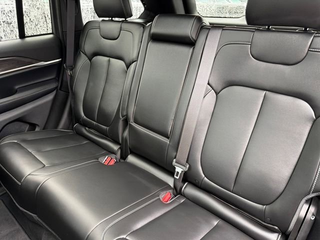 New 2025 Diamond Black Crystal Pearl-Coat Exterior Paint Jeep Limited image 20