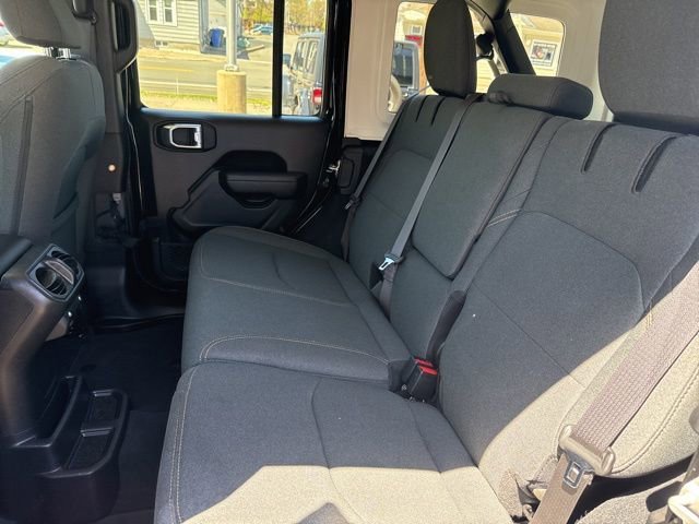 Used 2024  Jeep Sport S image 30