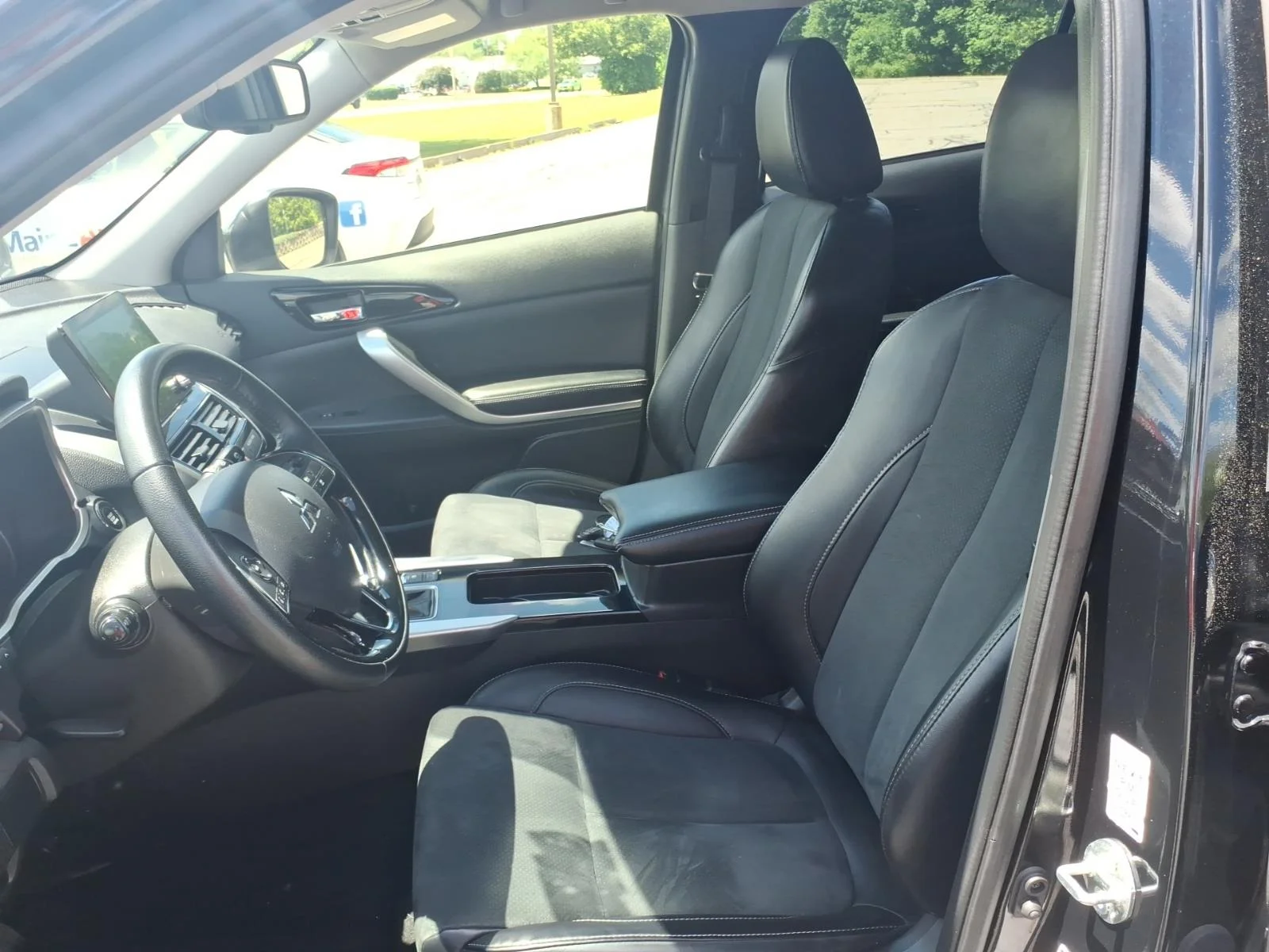 Used 2024 Labrador Black Mitsubishi SE image 15