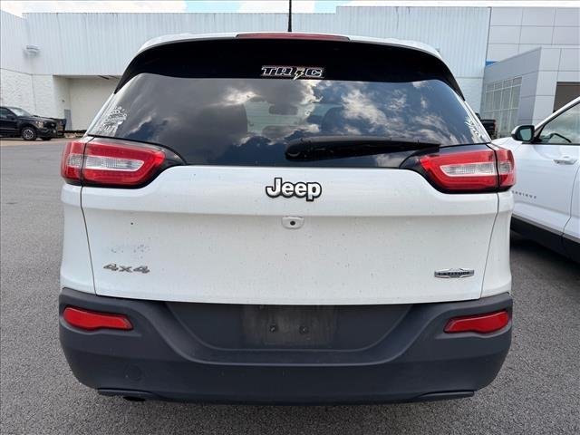 Used 2018 Bright White Clearcoat Jeep Latitude image 5