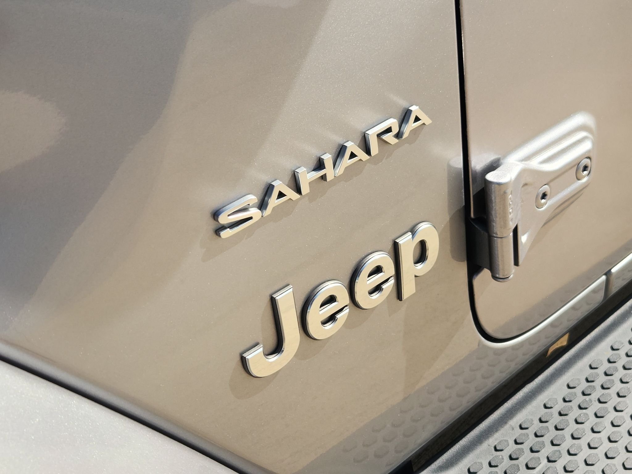 Used 2018 Billet Silver Metallic Clearcoat Jeep Sahara image 12