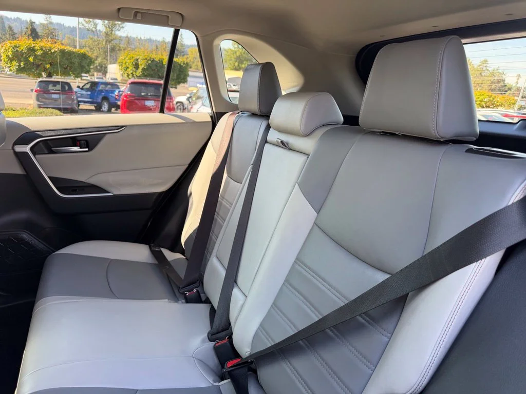 Used 2019 Midnight Black Metallic Toyota XLE Premium image 32