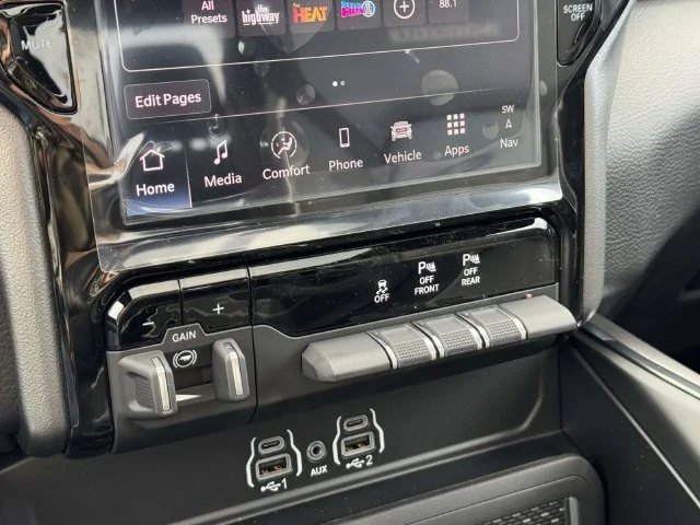 New 2027 Diamond Black Crystal Pearl-Coat Exterior Paint RAM Laramie image 16