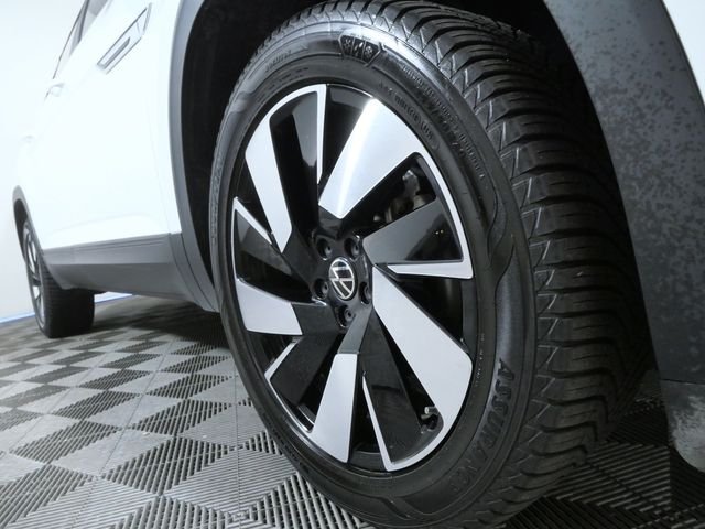 Certified Used 2024  Volkswagen 2.0T SE w/Technology image 2