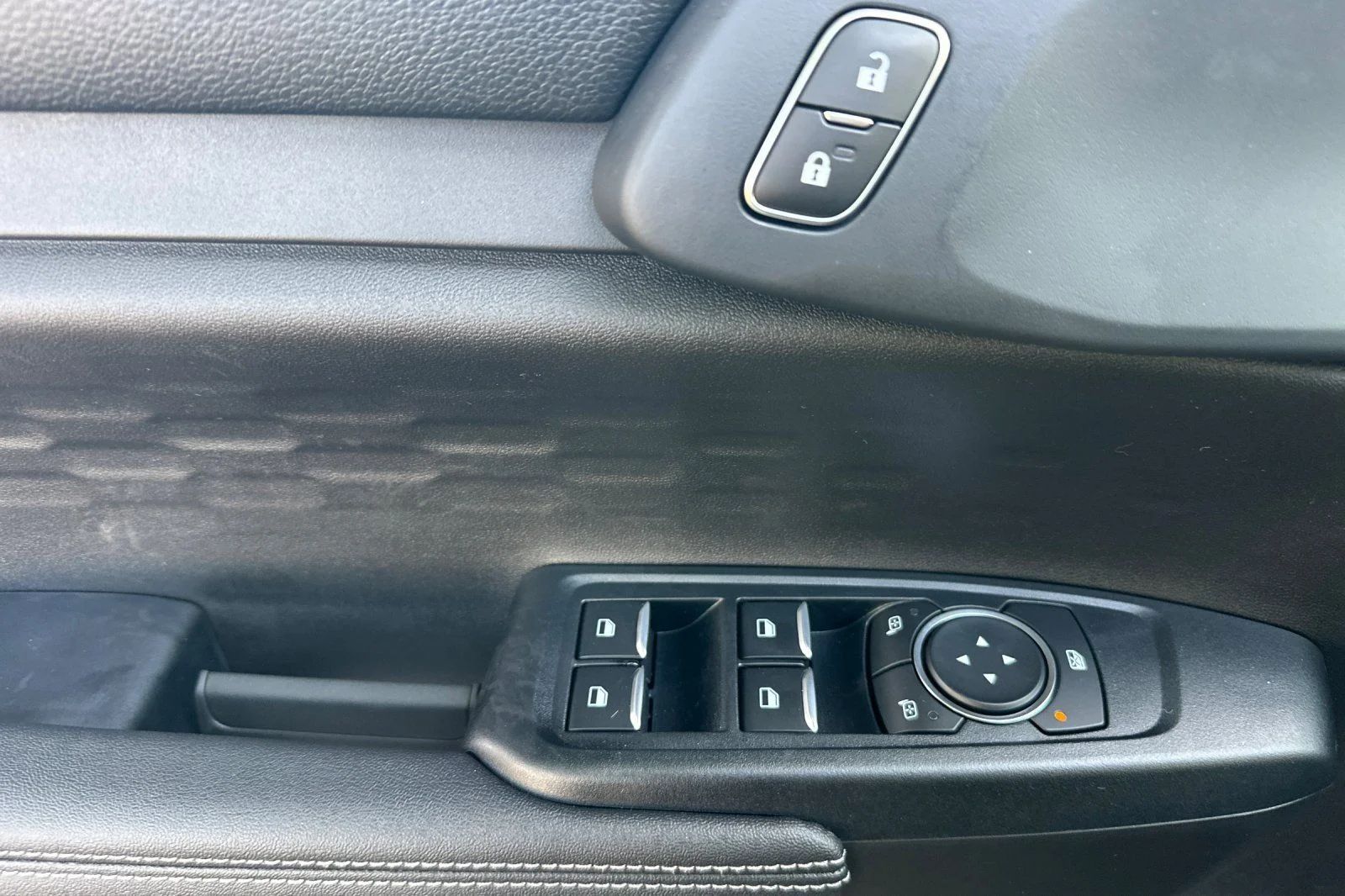 New 2026 Carbonized Gray Metallic Ford XLT image 7