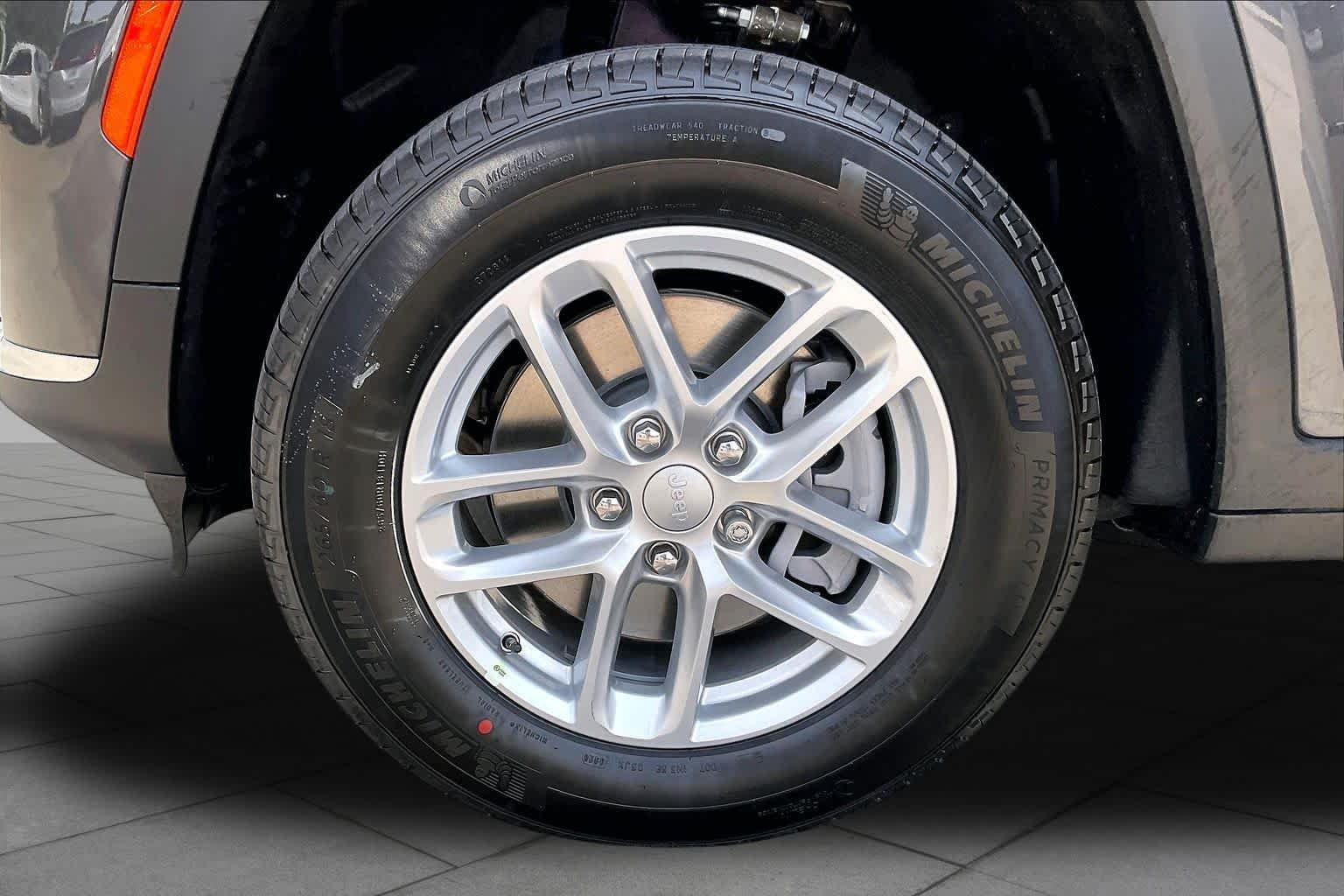 New 2026 Baltic Gray Metallic Clear-Coat Exterior Paint Jeep Laredo X image 11