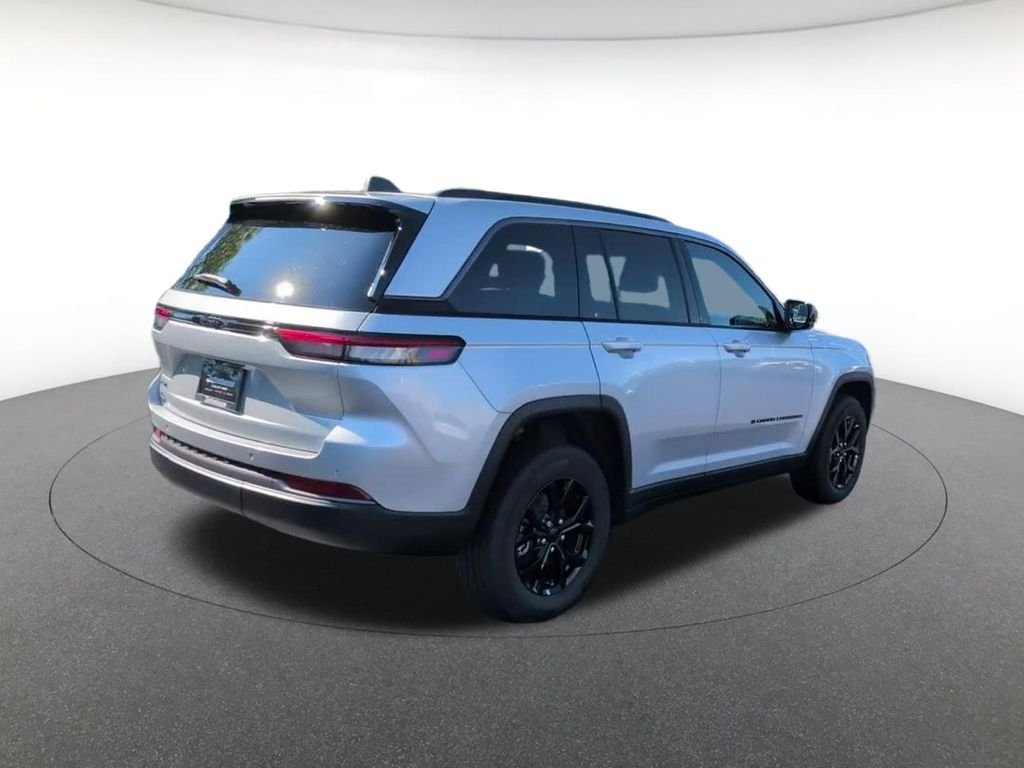 New 2026 Silver Zynith Exterior Paint Jeep Altitude image 4