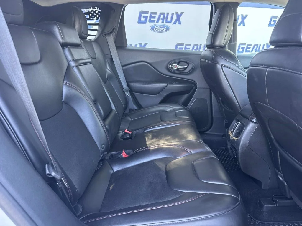 Used 2019 Pearl White Pearlcoat Jeep Trailhawk image 16