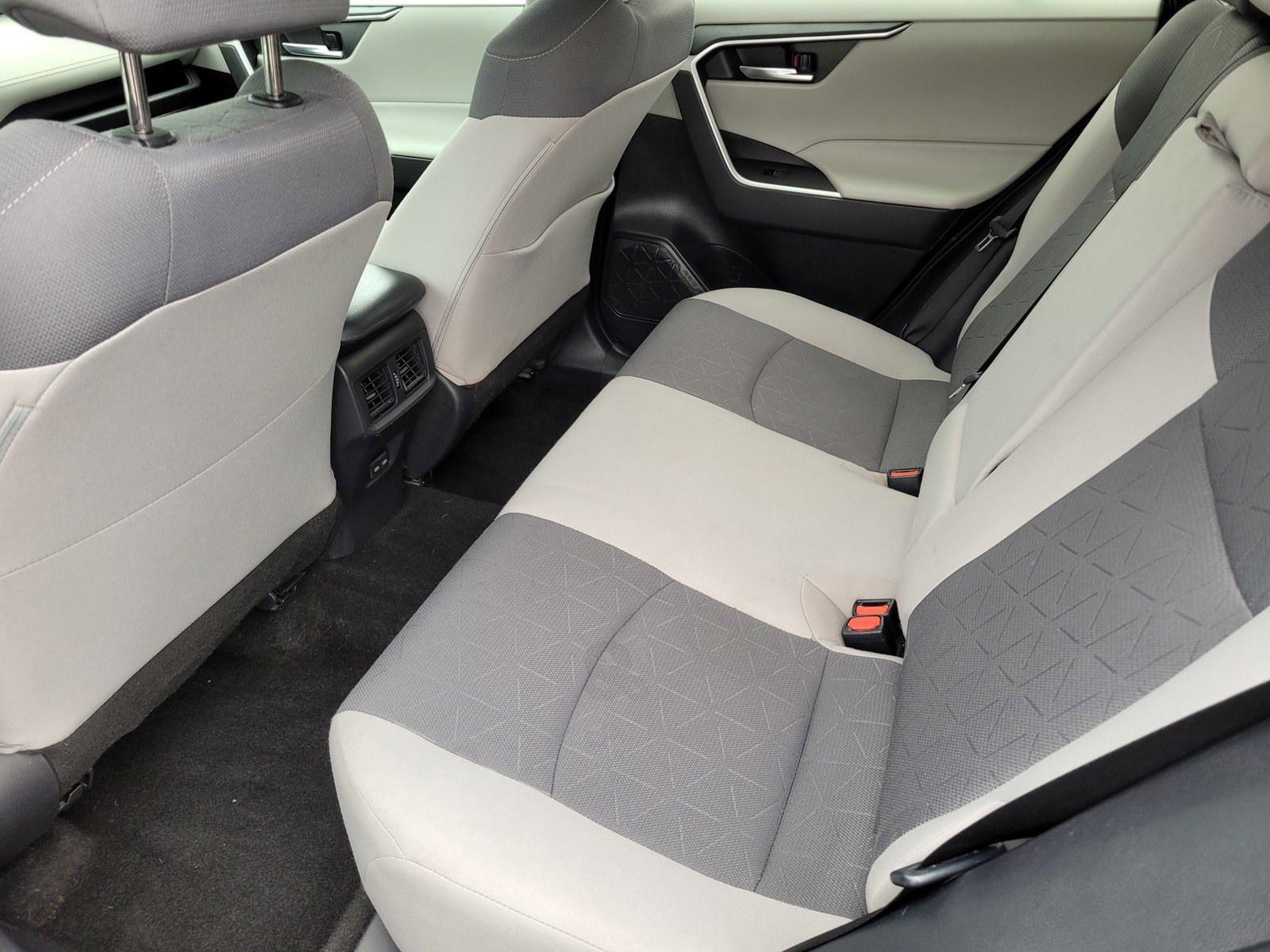 2024 Toyota RAV4 XLE - Photo 12
