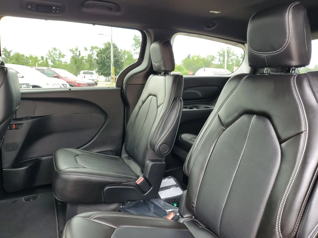 2026 Chrysler Pacifica Select - Photo 30