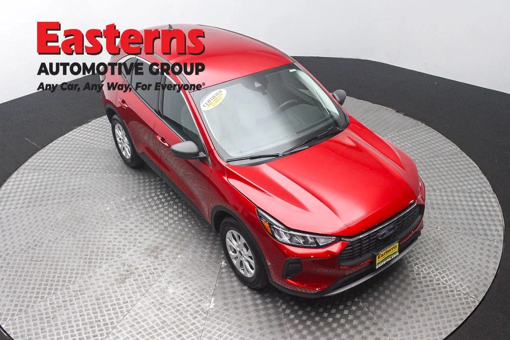 Used 2023 Red Ford Active image 3