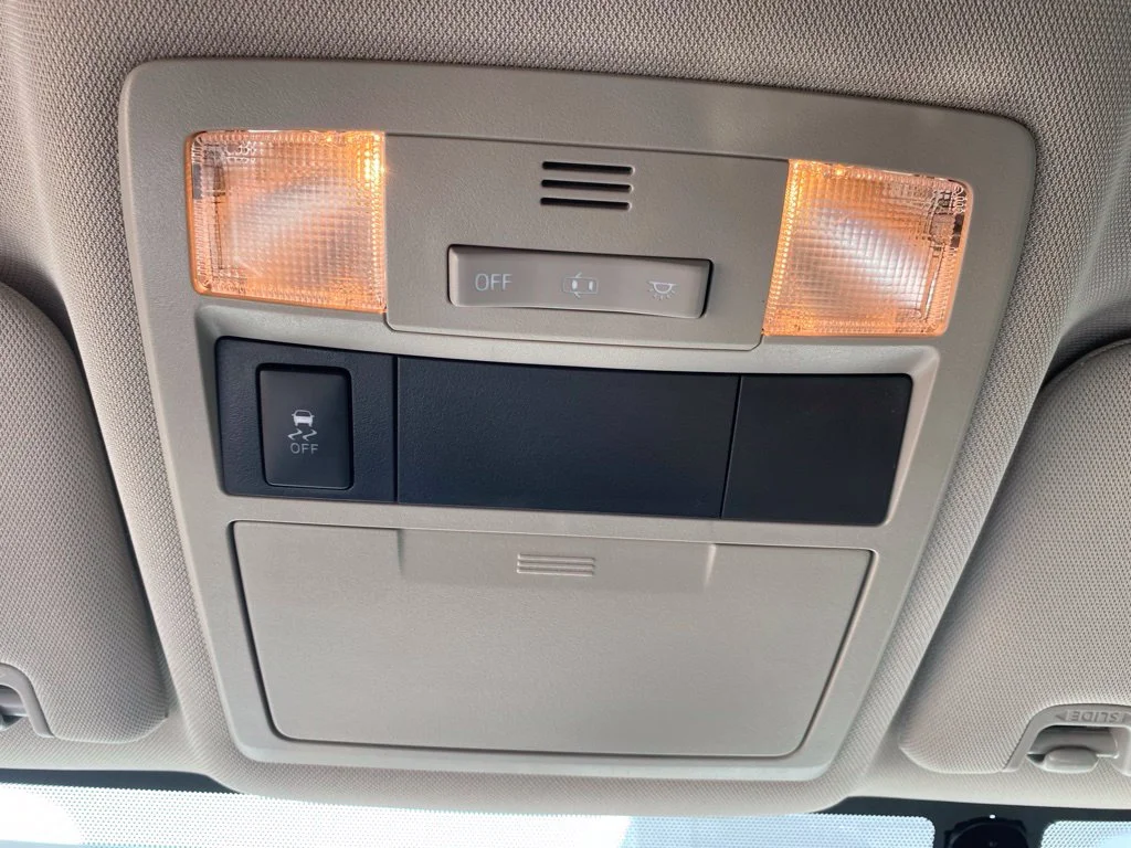 Used 2016 White Toyota SR5 image 22