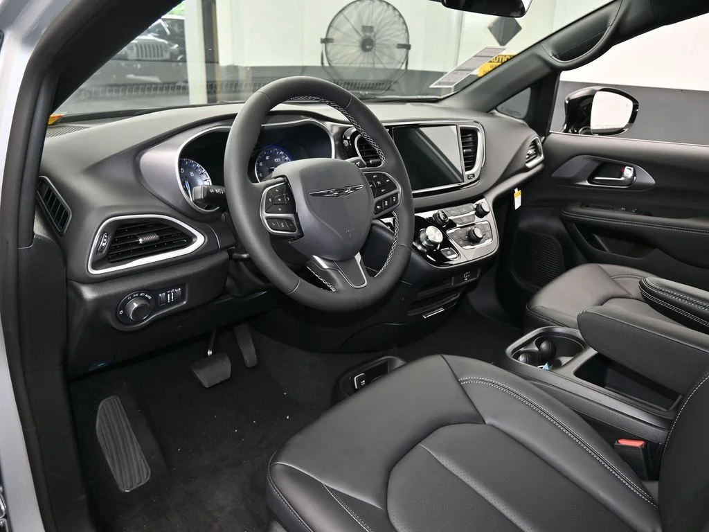 2026 Chrysler Voyager LX - Photo 10