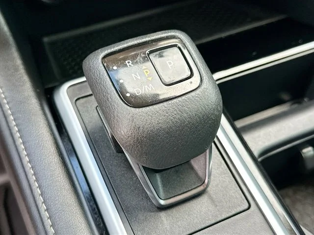 Used 2022 White Nissan SL image 17