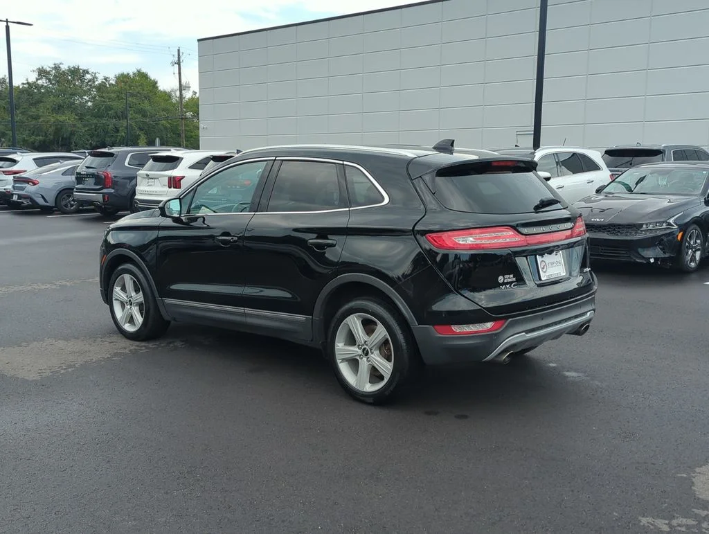 Used 2017 Black Lincoln Premiere image 5