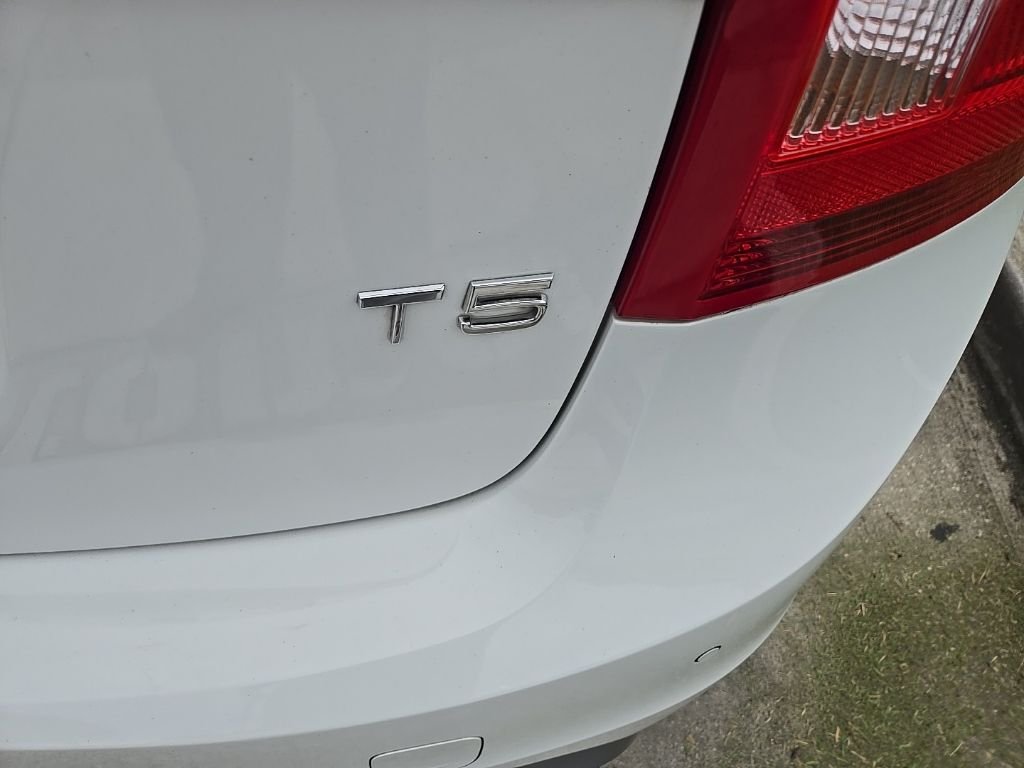 Used 2018 White Volvo T5 Dynamic image 6