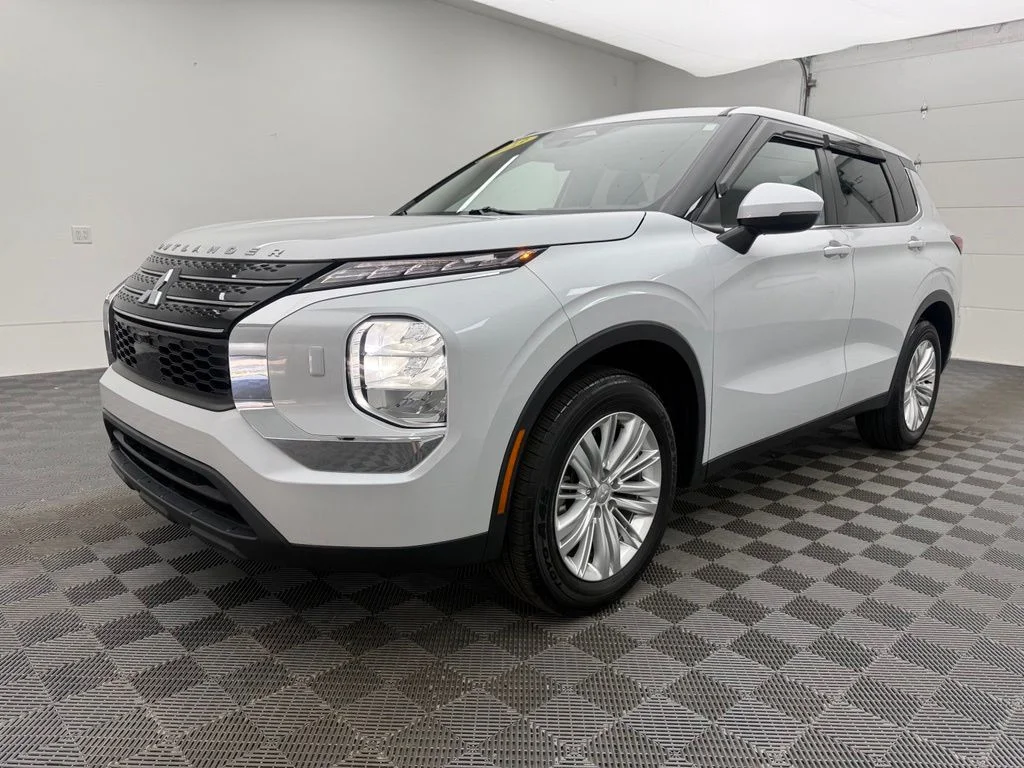 Used 2023  Mitsubishi ES image 13